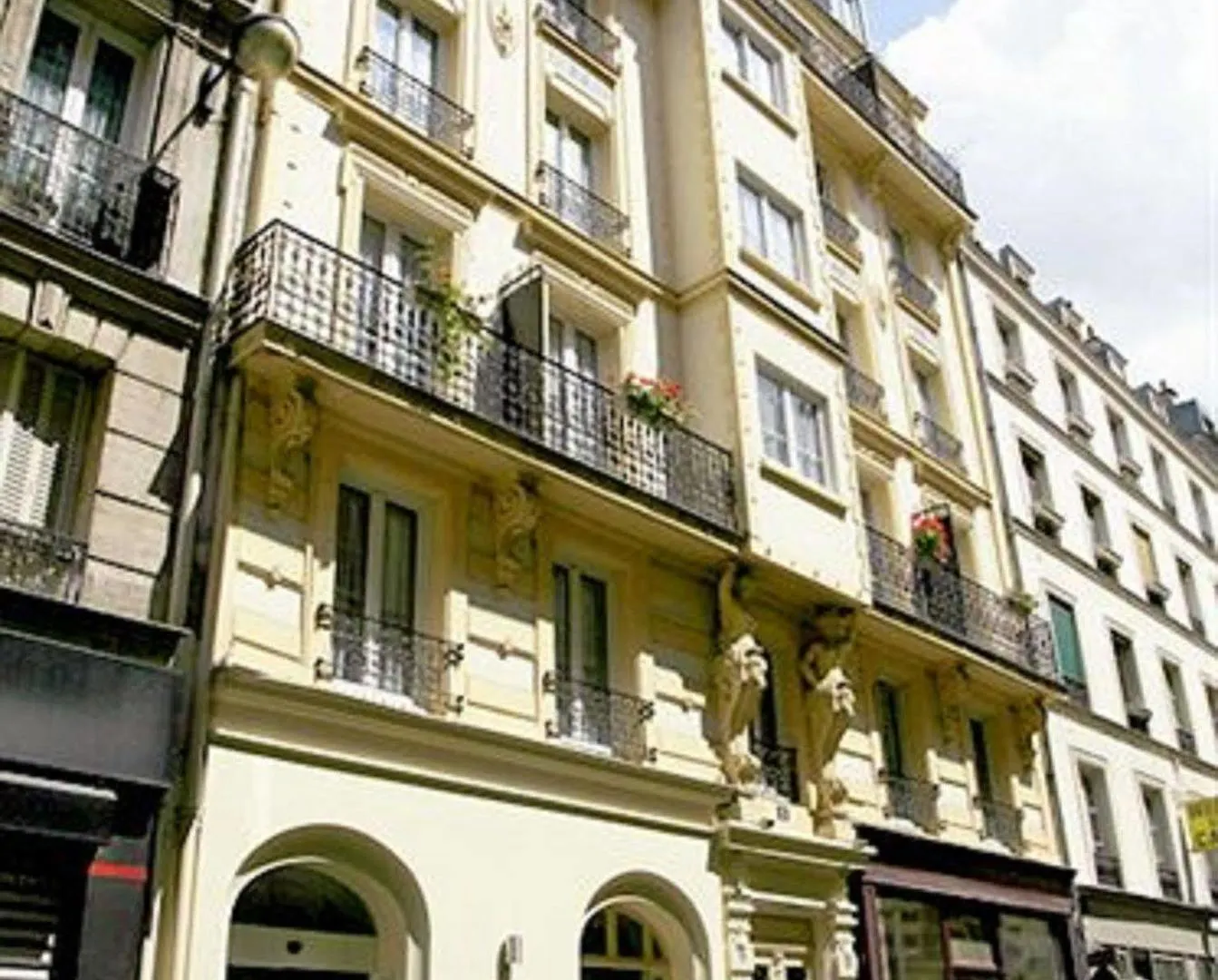 Hotel De Nemours 2*
